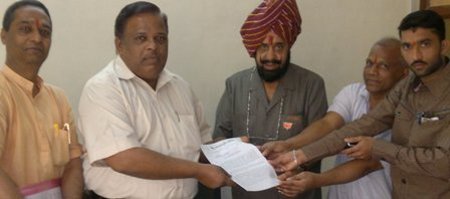 HJS members submitting memorandum to Tahsildar Mr Vinod Gosavi